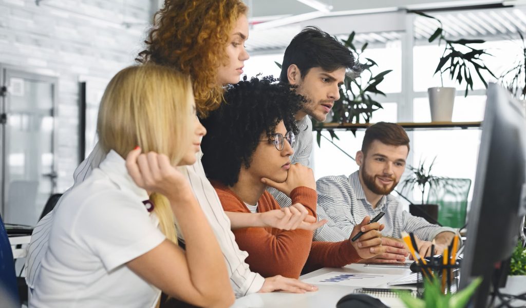 Cung cấp thông tin về doanh nghiệp cho người dùng